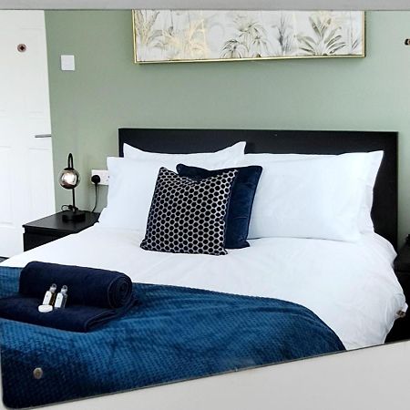 Bright 3 Bed Apartment With Terrace, Free Parking On Premises Watford  Exteriér fotografie