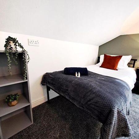 Bright 3 Bed Apartment With Terrace, Free Parking On Premises Watford  Exteriér fotografie