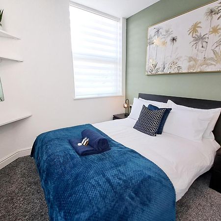 Bright 3 Bed Apartment With Terrace, Free Parking On Premises Watford  Exteriér fotografie