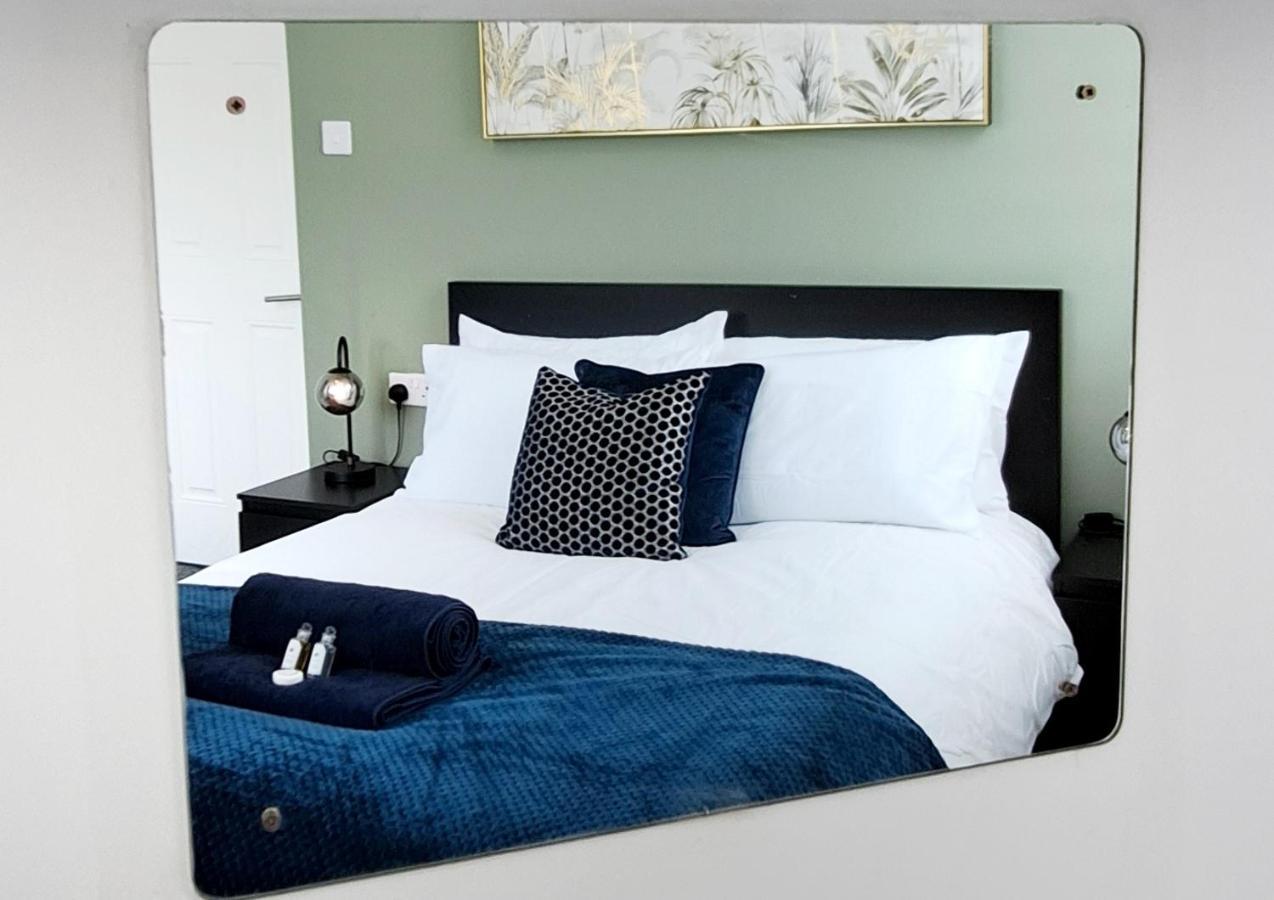 Bright 3 Bed Apartment With Terrace, Free Parking On Premises Watford  Exteriér fotografie