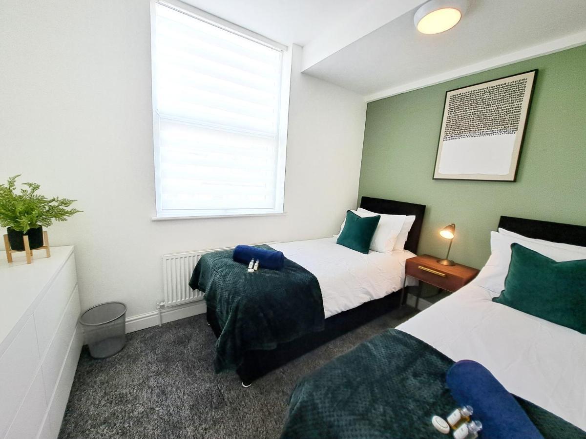 Bright 3 Bed Apartment With Terrace, Free Parking On Premises Watford  Exteriér fotografie