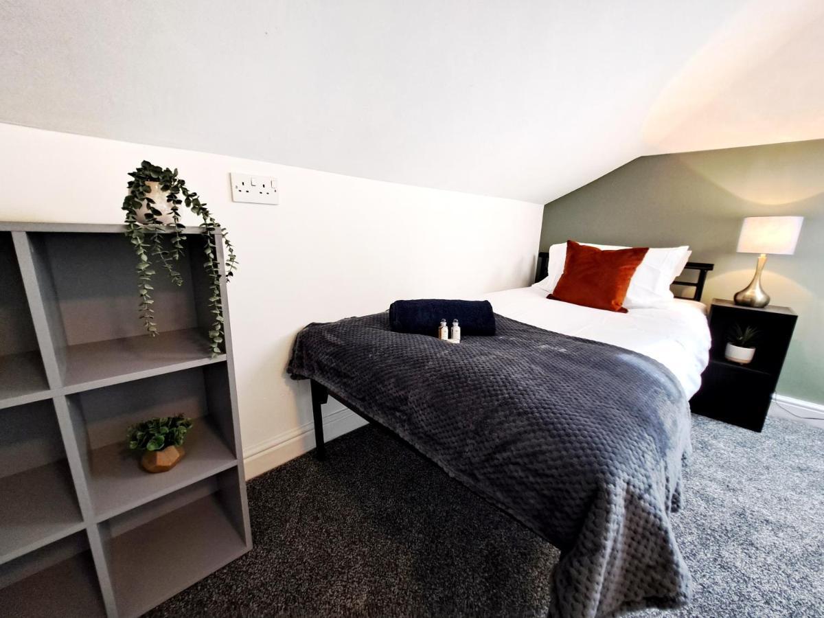 Bright 3 Bed Apartment With Terrace, Free Parking On Premises Watford  Exteriér fotografie