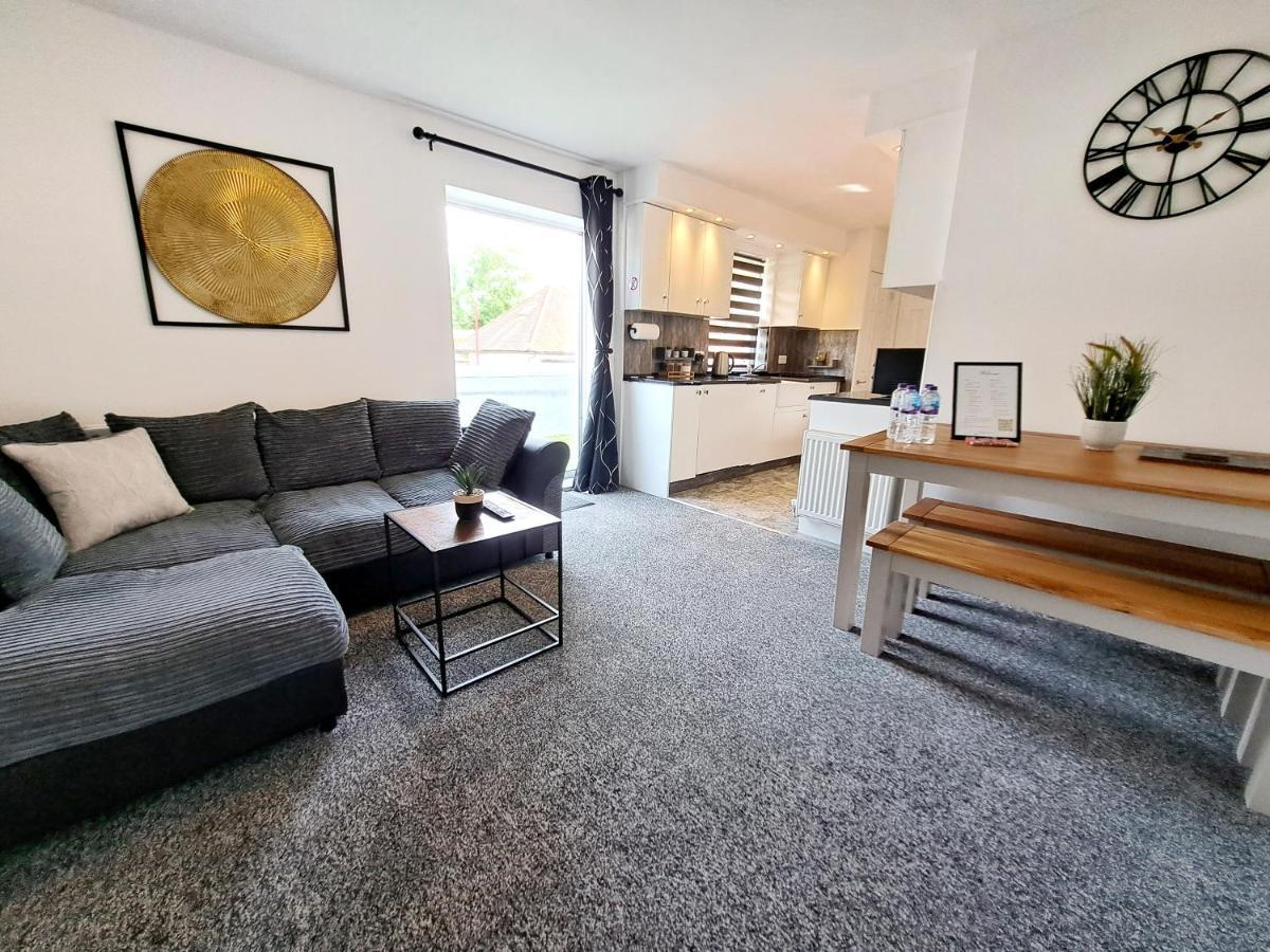 Bright 3 Bed Apartment With Terrace, Free Parking On Premises Watford  Exteriér fotografie