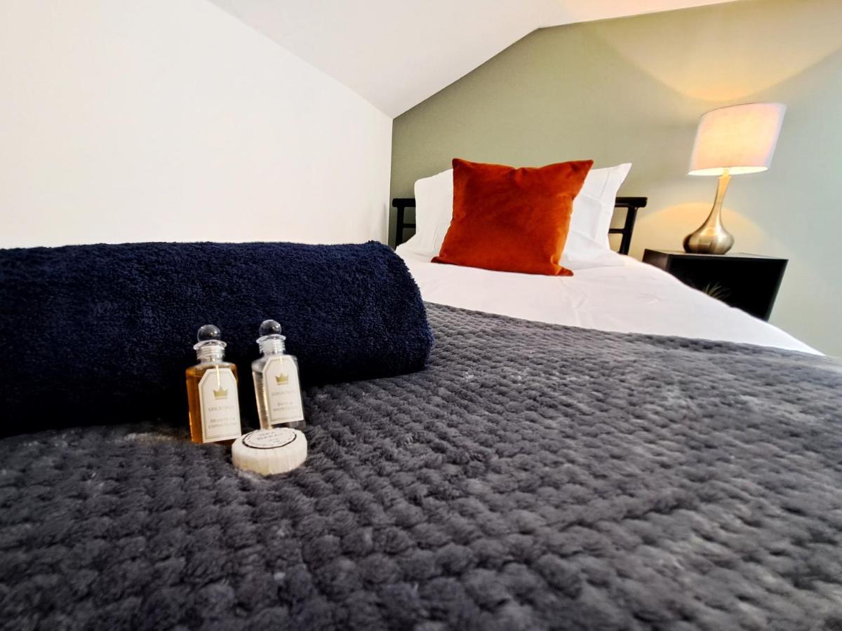 Bright 3 Bed Apartment With Terrace, Free Parking On Premises Watford  Exteriér fotografie