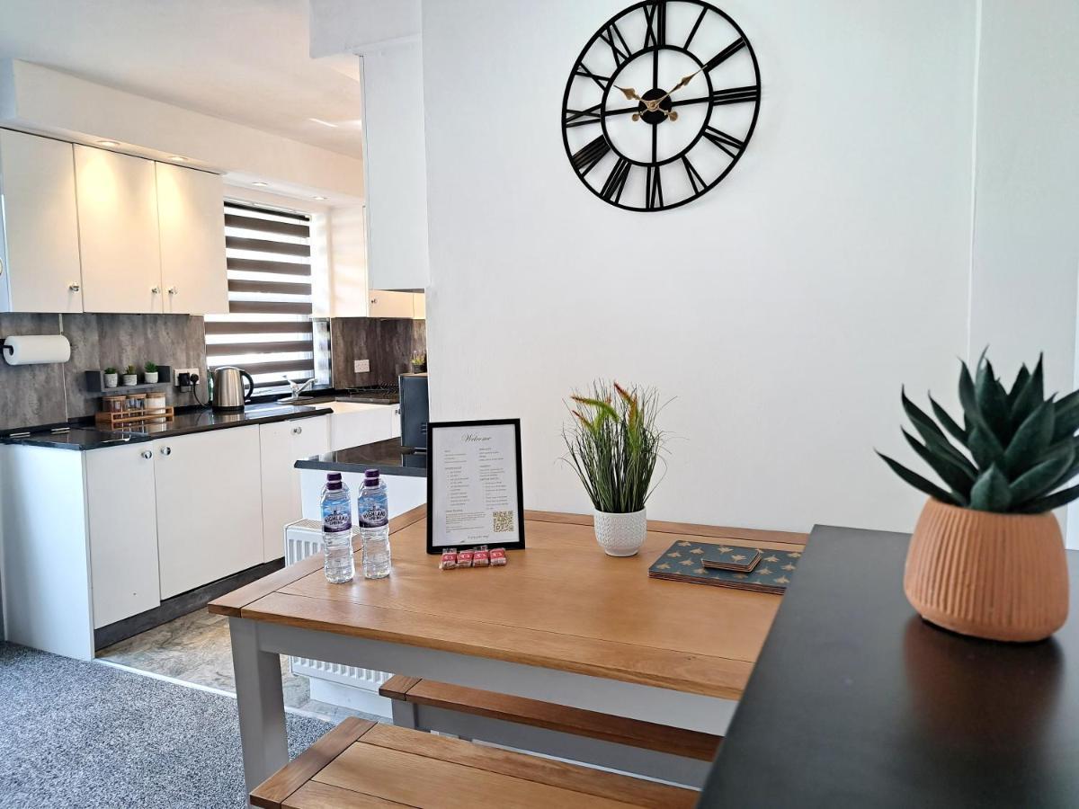 Bright 3 Bed Apartment With Terrace, Free Parking On Premises Watford  Exteriér fotografie