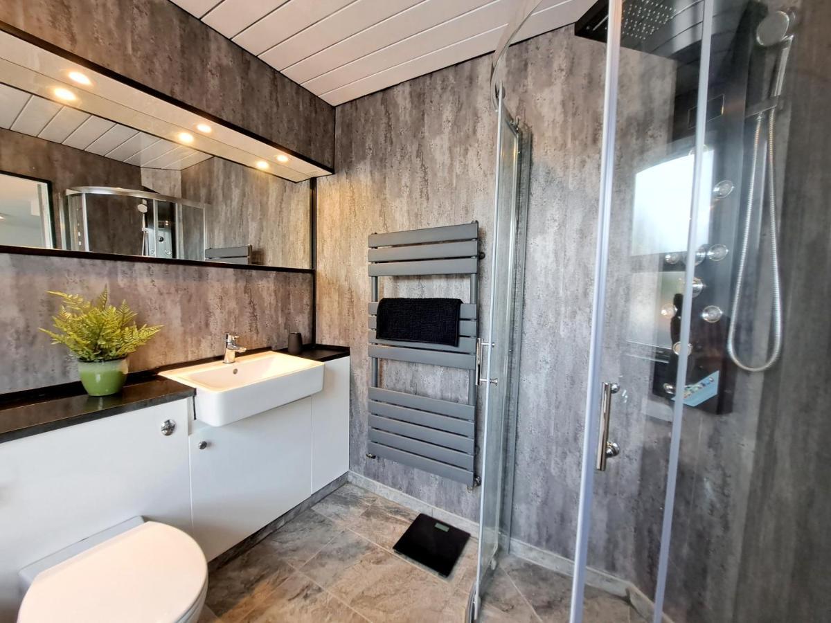 Bright 3 Bed Apartment With Terrace, Free Parking On Premises Watford  Exteriér fotografie