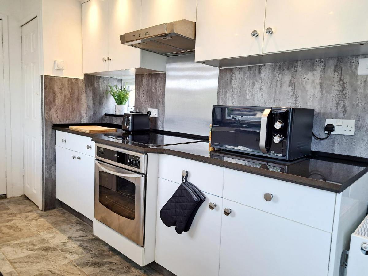 Bright 3 Bed Apartment With Terrace, Free Parking On Premises Watford  Exteriér fotografie