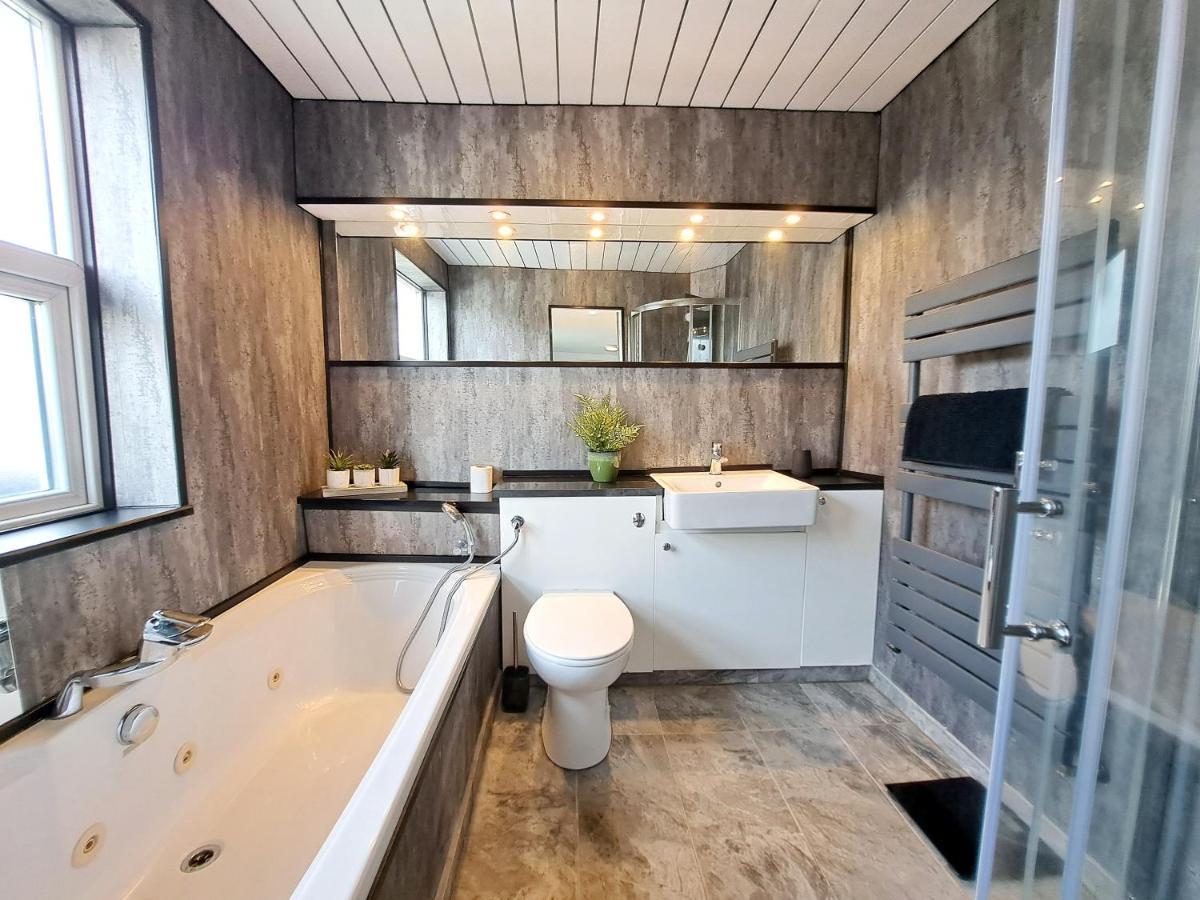 Bright 3 Bed Apartment With Terrace, Free Parking On Premises Watford  Exteriér fotografie