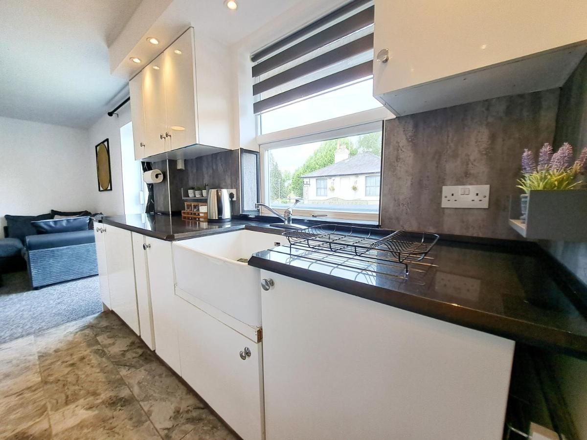 Bright 3 Bed Apartment With Terrace, Free Parking On Premises Watford  Exteriér fotografie